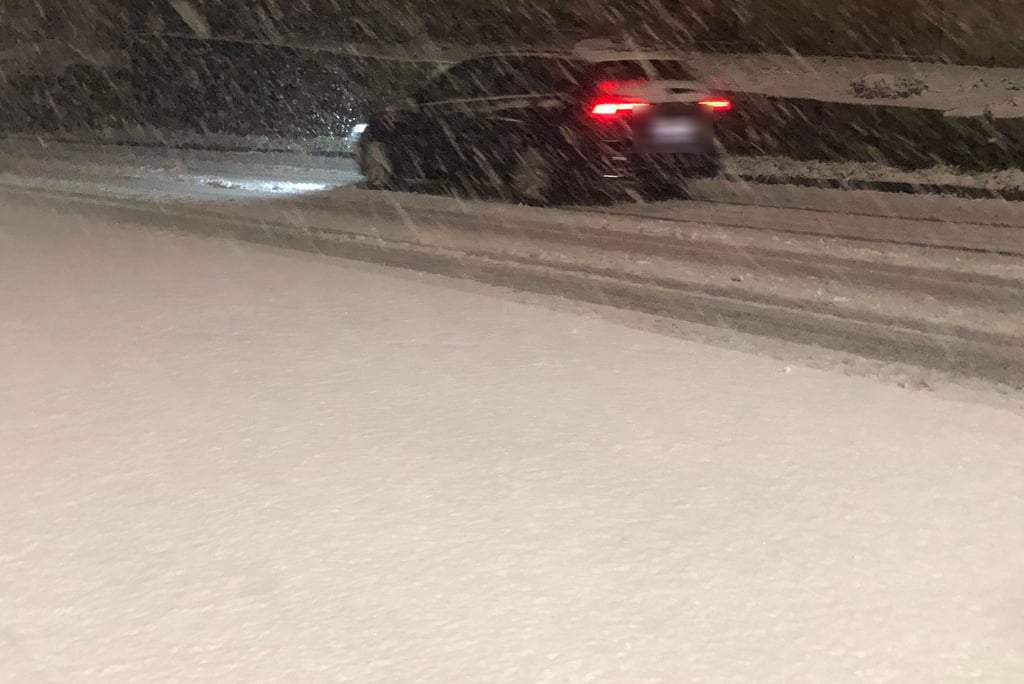 Autofahrer hatten mit glatten Fahrbahnen zu kämpfen. Der Winterdienst war nach Plan nach und nach in den Hauptstraßen im Einsatz.