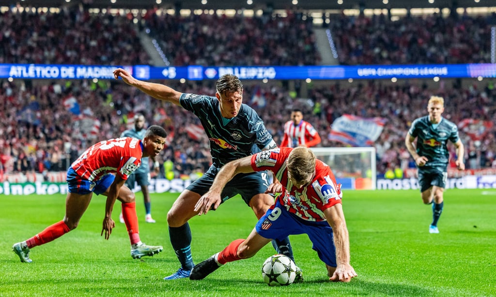 RB-Leipzigs Abwehrchef Willi Orban im Duell mit Atleticos Stürmer Alexander Sörloth