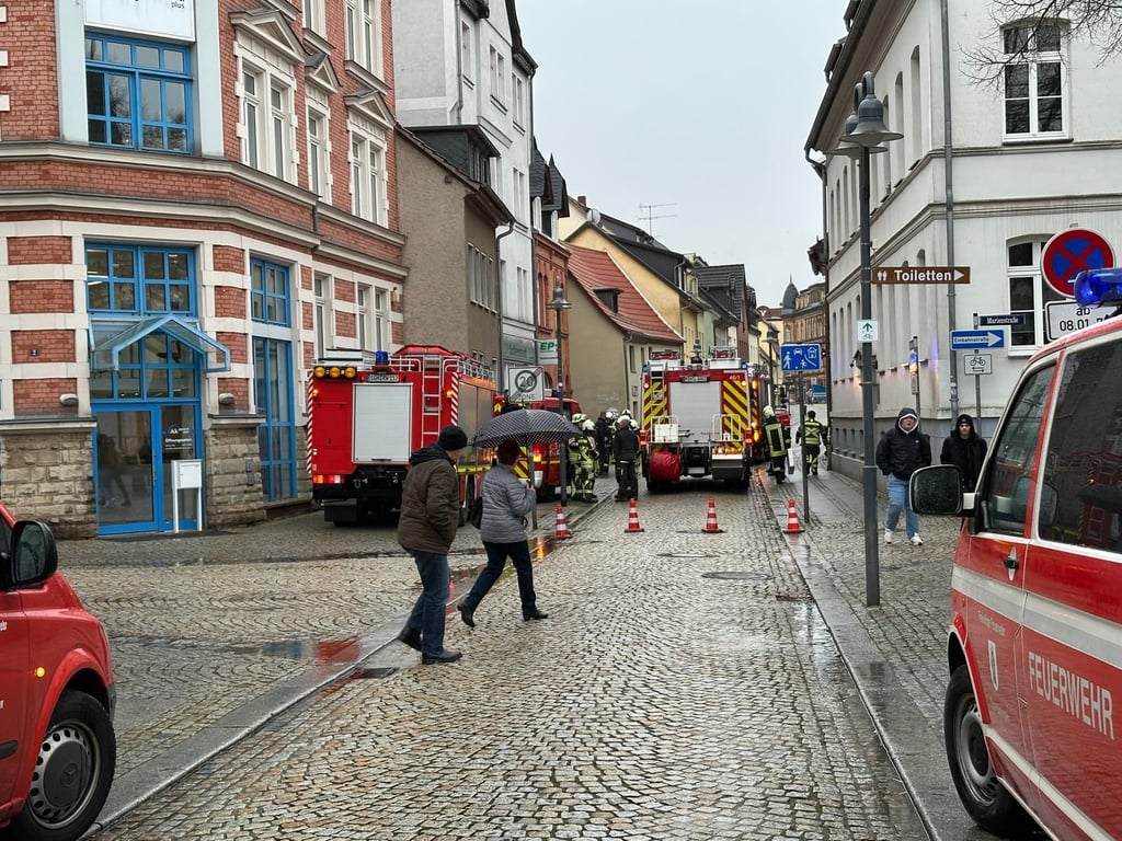 Die Bahnhofstraße ist wegen des Einsatzes voll gesperrt.