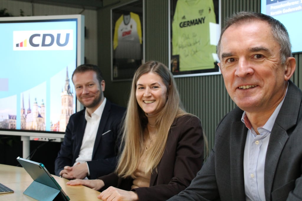 CDU-Kandidatin Kerstin Godenrath bei der Vorstellung ihres 100-Tage-Programms zwischen Christoph Bernstiel, CDU-Fraktionsvorsitzender im Stadtrat, und CDU-Kreisvorsitzendem Marco Tullner