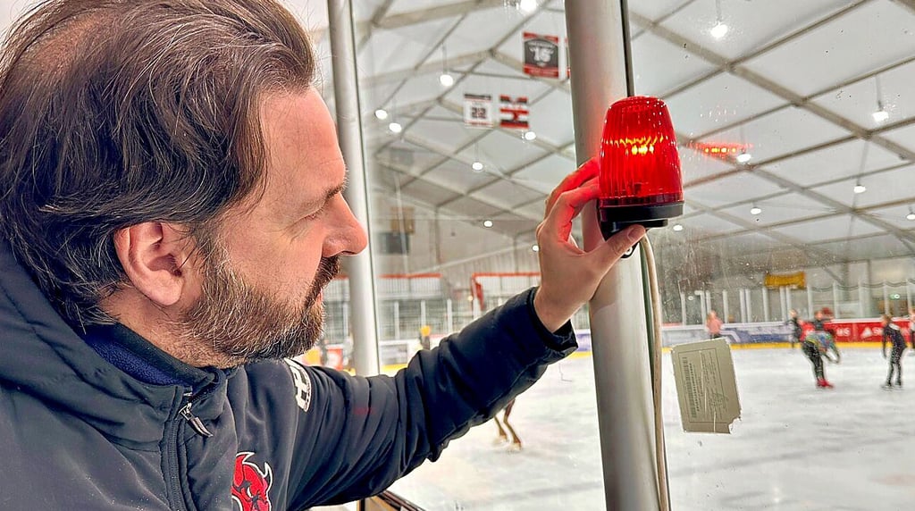 Mario Schoppa ist Punktrichter. Obwohl er zu den Saale Bulls gehört, darf er das. Die Entscheidungen auf dem Eis fällen die Schiedsrichter.