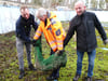 Eine nervenaufreibende Tierrettungsaktion im ehemaligen Miester Freibad  mit glücklichem Ausgang, hier Gardelegens Ordnungsamtsleiter Florian Kauer (von links), Wolfgang Witte aus Mieste und Gardelegens Stadtwehrleiter Sven Rasch mit dem Reh im Fangnetz.