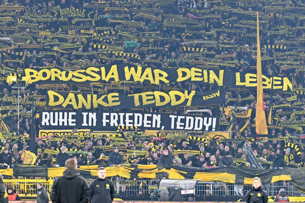 Die Dortmunder Fans ehrten de Beer vor dem Spiel gegen Leverkusen.
