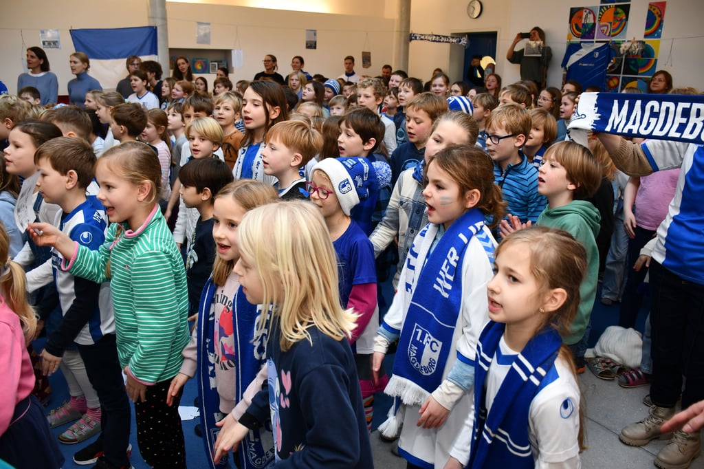 Die Schüler der Evangelischen Grundschule Magdeburg singen ihre eigene FCM-Hymne.