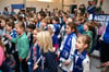 Die Schüler der Evangelischen Grundschule Magdeburg singen ihre eigene FCM-Hymne.