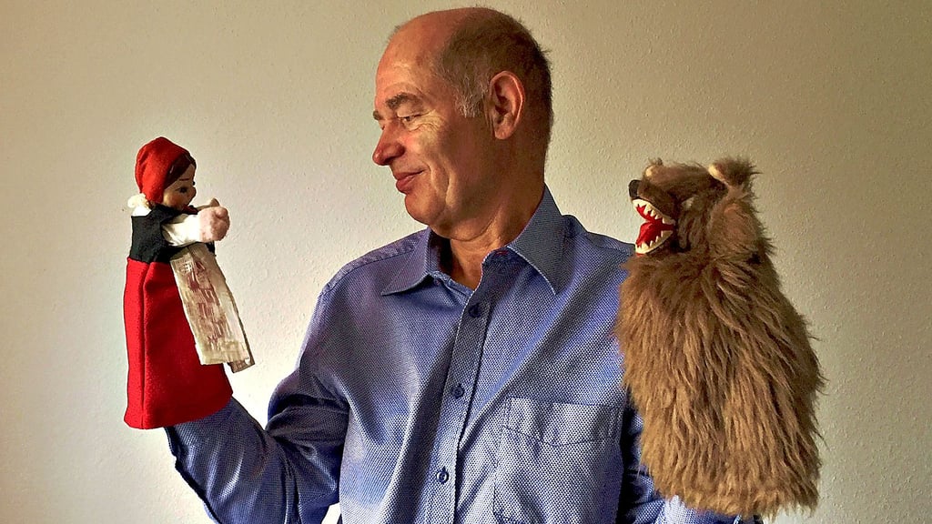 Mit seinen Märchenpuppen tourt Dieter Montag durch den Landkreis und besucht Kitas und Schulen, um Kinder spielerisch auf Gefahren hinzuweisen. Für sein kommunales Ehrenamt im Bereich der Prävention ist der Barleber von Landesinnenministerin Tamara Zieschang ausgezeichnet worden.