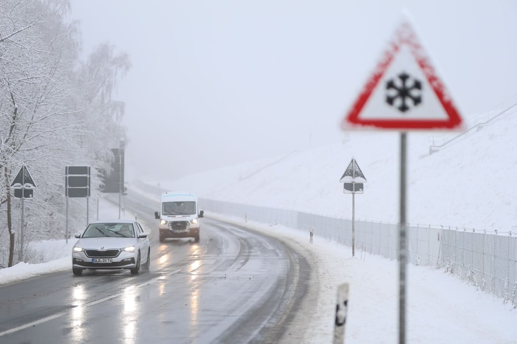Auch zum Wochenende hin begleiten die Menschen in Sachsen Schnee und Glätte. (Symbolbild)
