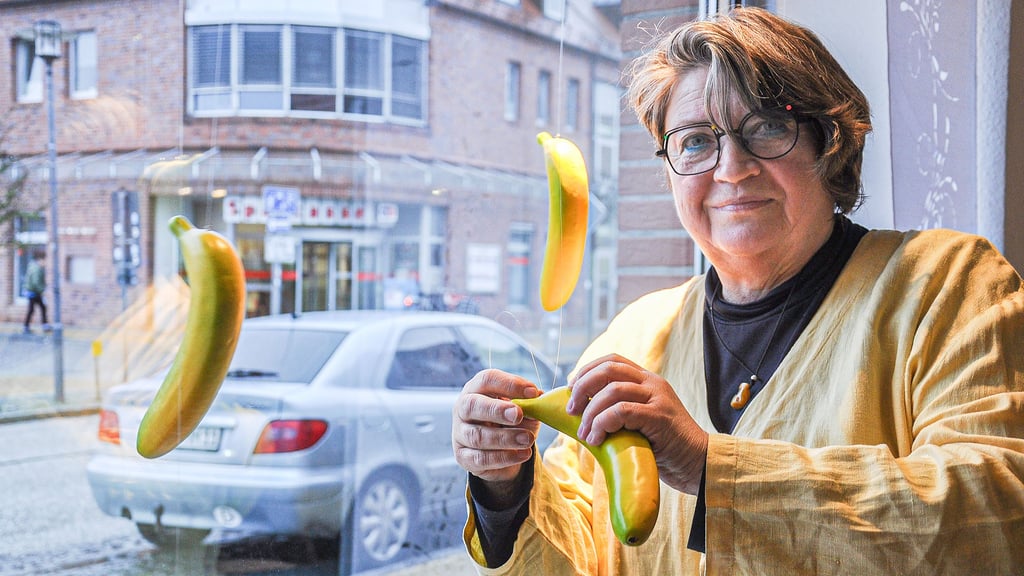 Optikermeisterin Ellen Rosik in ihrem Schaufenster in Seehausen (Altmark). Mit Bananen. Noch Fragen?