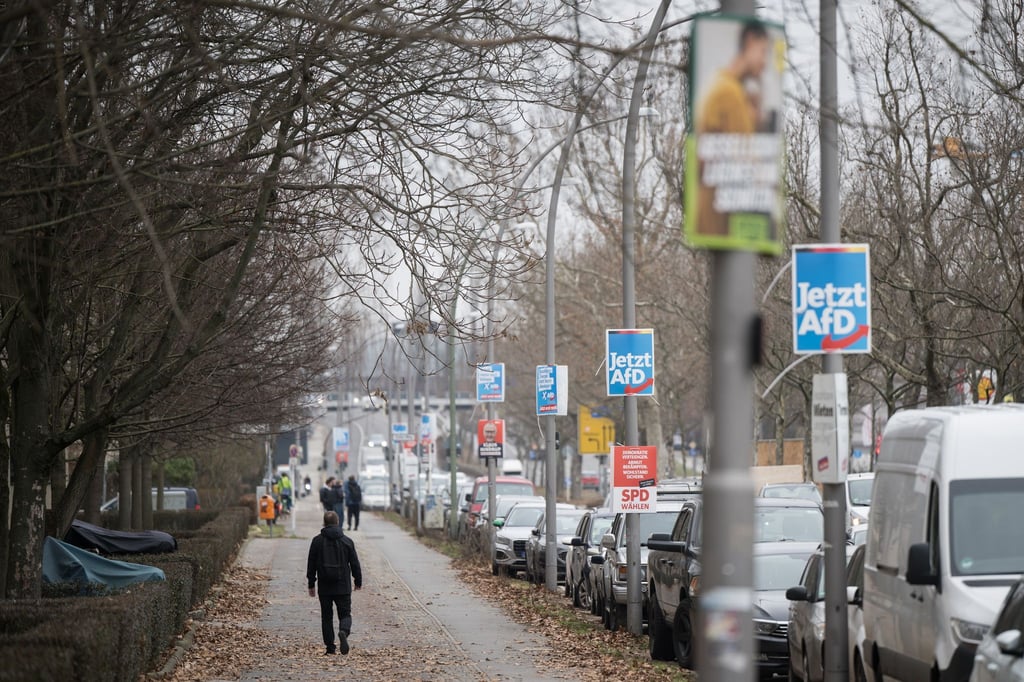 Die Plakatierung an den Laternenpfählen beginnt. (Archivbild)
