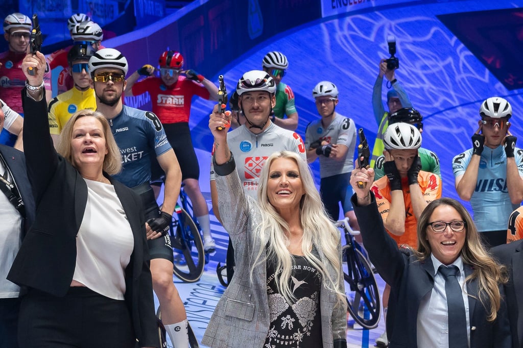 Bundesinnenministerin, Natalie Horler, Sängerin der Band Cascada, und Yvonne Dommaschke, ehrenamtliche Feuerwehrfrau aus dem Bremer Umland eröffnen das Bremer Sechstagerennen.