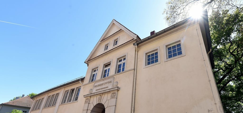 Im Dürerbundhaus ist Geschenkeflohmarkt.