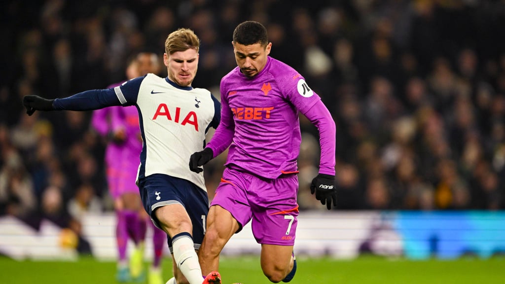 Timo Werner im Zweikampf mit Andre Trindade von den Wolverhampton Wanderers. 