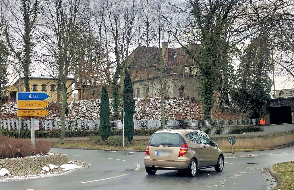 Wo sich der Gedenkstein für Otto Diehr befand, zwischen den beiden Thujen, steht jetzt - nichts. Was ist aus dem Stein geworden?