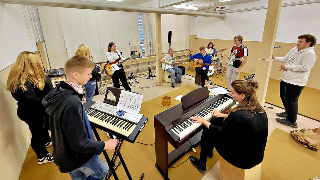 Die Schulband der Erich-Kästner-Schule in Bitterfeld feilt am Premierenstück. Spätestens zum Schuljahresende soll es einen großen Auftritt geben.