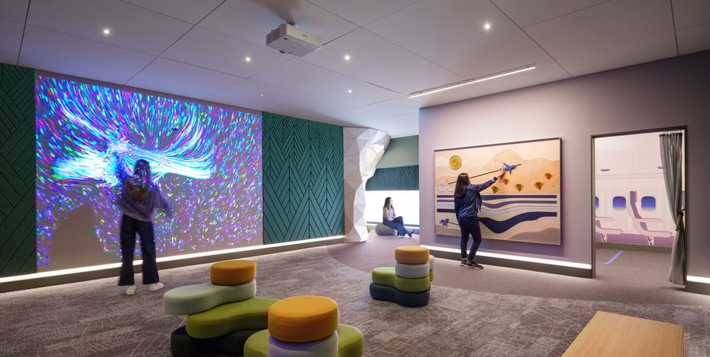 Neurodiversität im Fokus: Der neue sensorische Raum am Flughafen San Francisco bietet eine „Calming/Soothing Area“ und eine Darstellung des Flugzeuginneren, um neurodiversen Reisenden den Übergang in die Flugumgebung zu erleichtern.