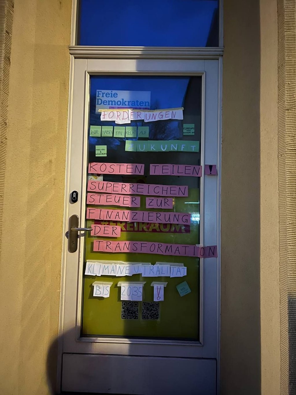 Mit Forderungen beklebte Tür der FDP in Halle