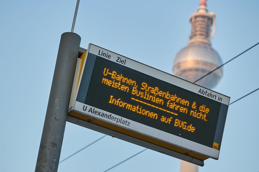 So könnte es bald wieder an den Haltestellen in Berlin aussehen: BVG-Fahrgästen drohen Warnstreiks der Gewerkschaft Verdi. (Archivbild)