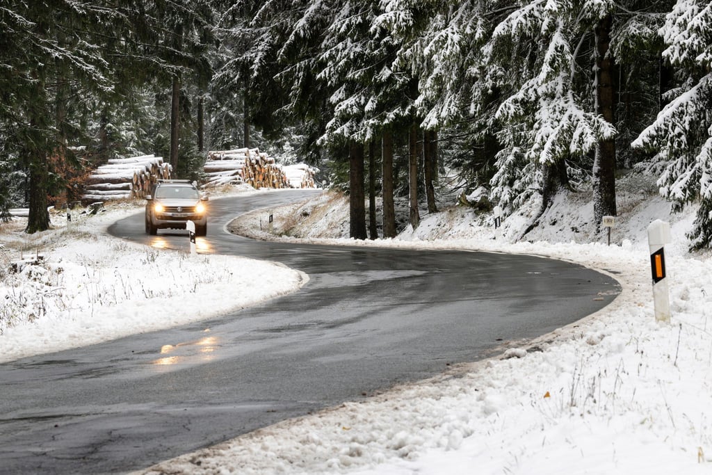 Schnee und Glätte begleiten die Menschen in Thüringen auch kurz vor dem Start in das Wochenende. (Archivbild)