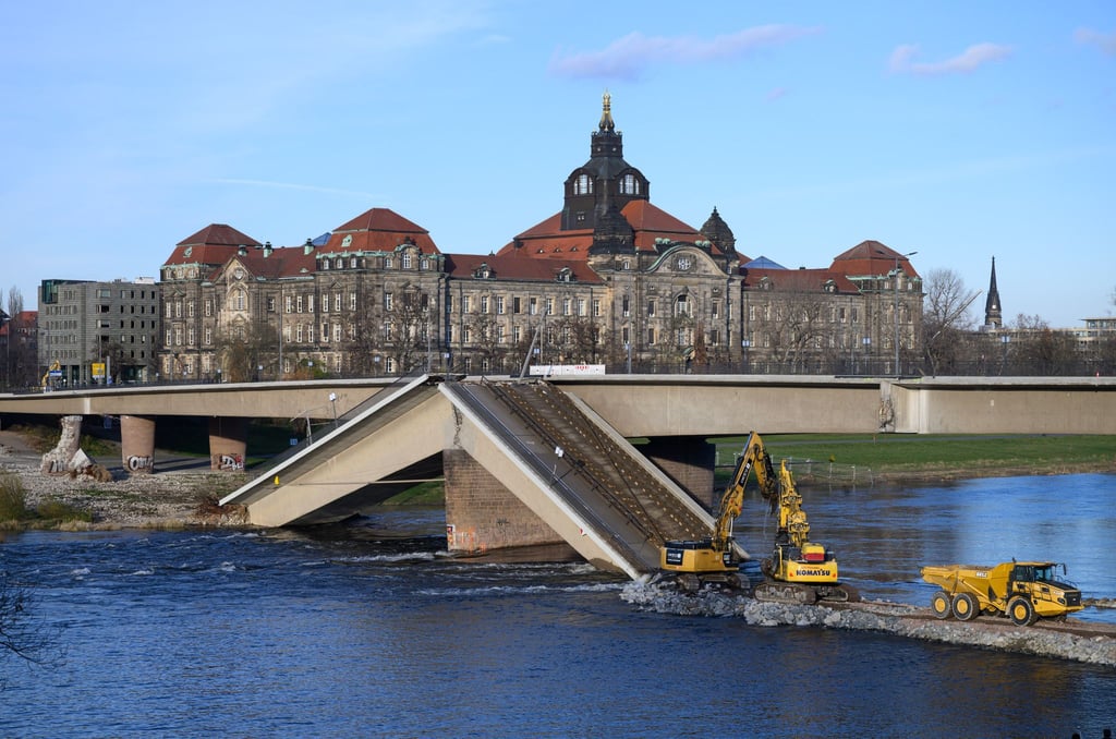 Der Abriss der Dresdner Carolabrücke wird nun von einem Munitionsexperten begleitet.(Archivbild)