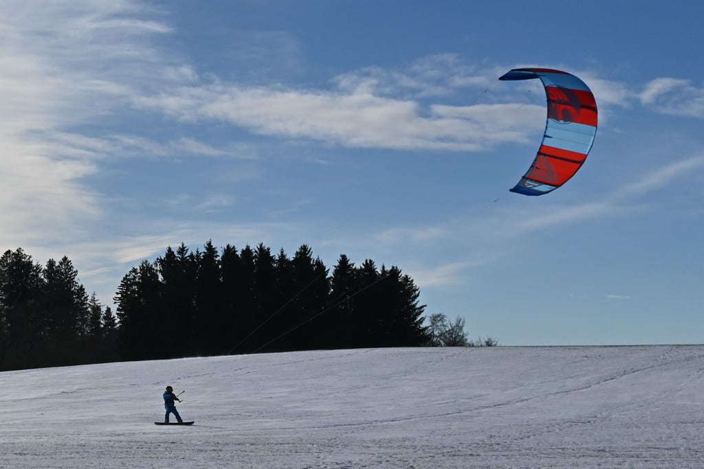 Diese Sportart hat es in sich: Snowkiten klappt auch im Harz.