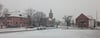 Blick in die Gerwischer Mitte mit Grundschule, Kirche und Hort (vormals Bürgerhaus). Nicht im Bild, aber direkt nebenan befindet sich das Feuerwehrgerätehaus. 