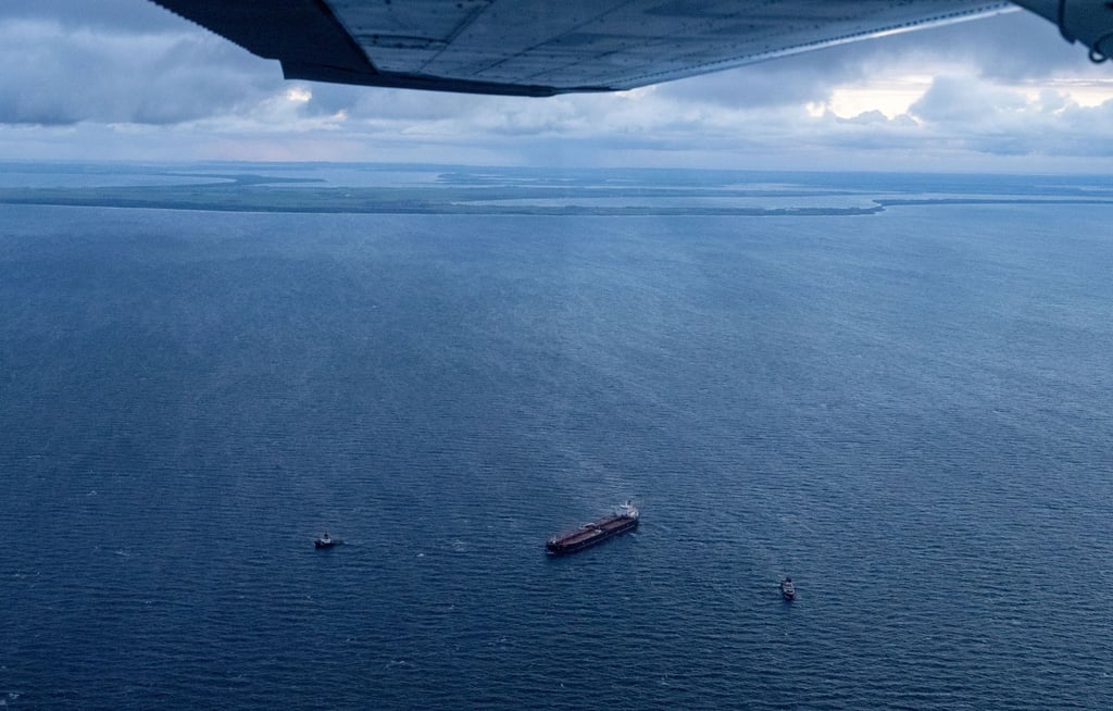 Zusätzliche Schiffe wurden zu dem havarierten Tanker und in dessen Nähe beordert.