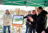 Landrat Markus Bauer (r.)  erklärt das Projekt in Barby. Von links Planer Helmut Gnade, Evelin Wolter vom Fachdienst Kreisentwicklung und Fachdienstleiter, Tilo Wechselberger. 