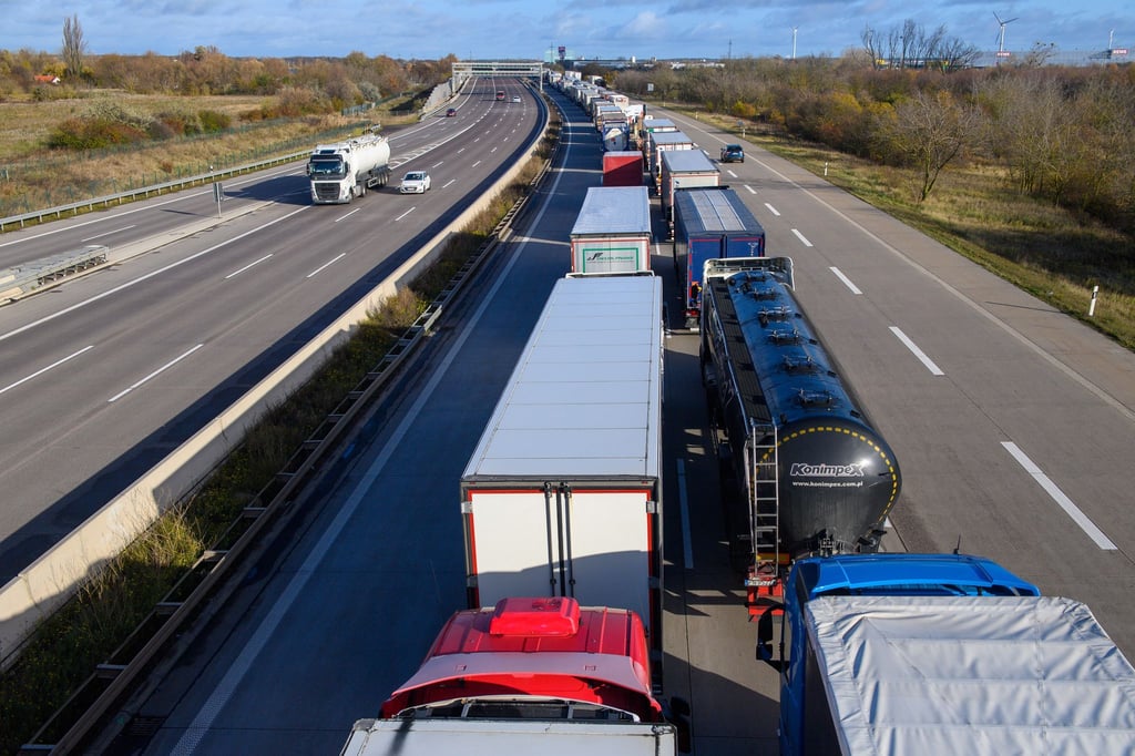 Mehrere Lkw sind auf der A2 zwischen Ziesar und Theeßen in einen Unfall verwickelt gewesen.