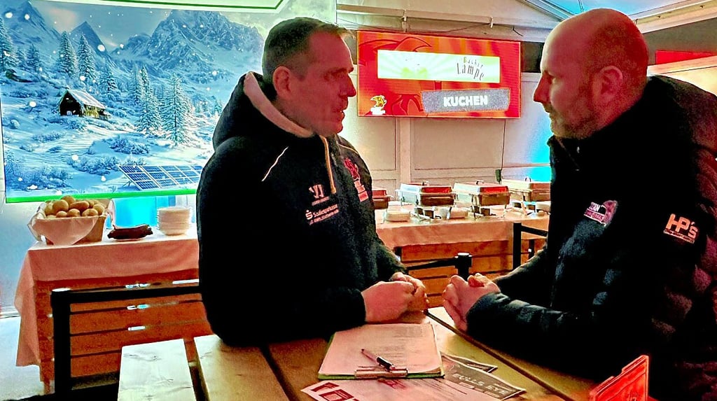 Seit 20 Jahren Freunde: Hallensprecher Marc Beyer (links) und Saale-Bulls-Präsident Daniel Mischner. Beide sind vor Spielen nervös.