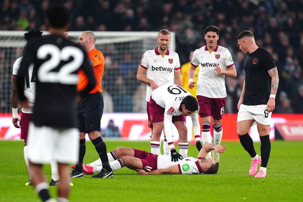 Am Boden: Für Niclas Füllkrug war das Pokal-Duell bei Aston Villa früh beendet.