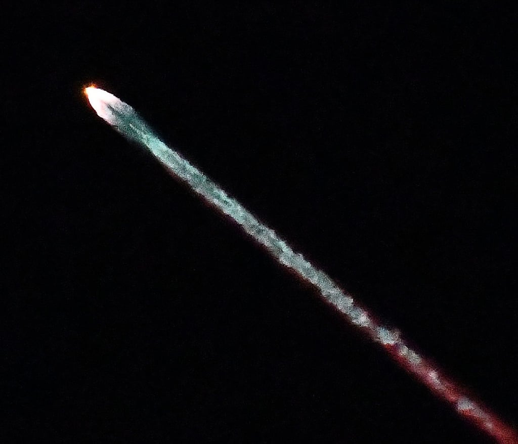 Starlink-Satelliten des Tech-Milliardärs Elon Musk werden laut Meldestelle CENAP immer wieder fälschlicherweise für Ufos gehalten, wenn sie kurz nach dem Start in Erdnähe Richtung All fliegen. (Archivfoto)