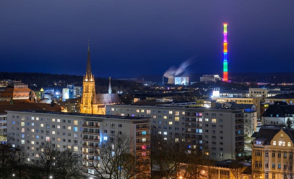Blick über das Zentrum von Chemnitz zum stillgelegten 302 Meter hohen Schornstein des Heizkraftwerkes, der vom französischen Künstler Daniel Buren gestaltet wurde. (Archivbild)
