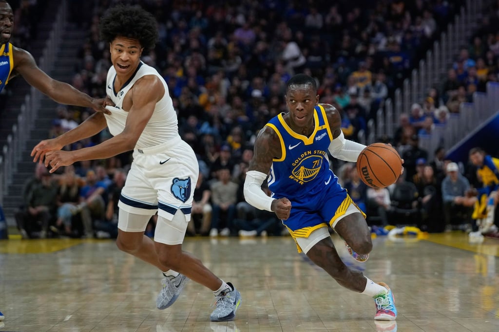 Dennis Schröder (am Ball) siegte mit den Golden State Warriors nach zuletzt zwei klaren Niederlagen in Folge.