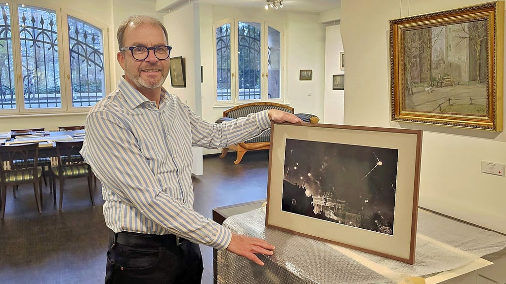 Hans-Michael Strube mit einem eigenen Abzug des Fotos der Silvesternacht am Brandenburger Tor.