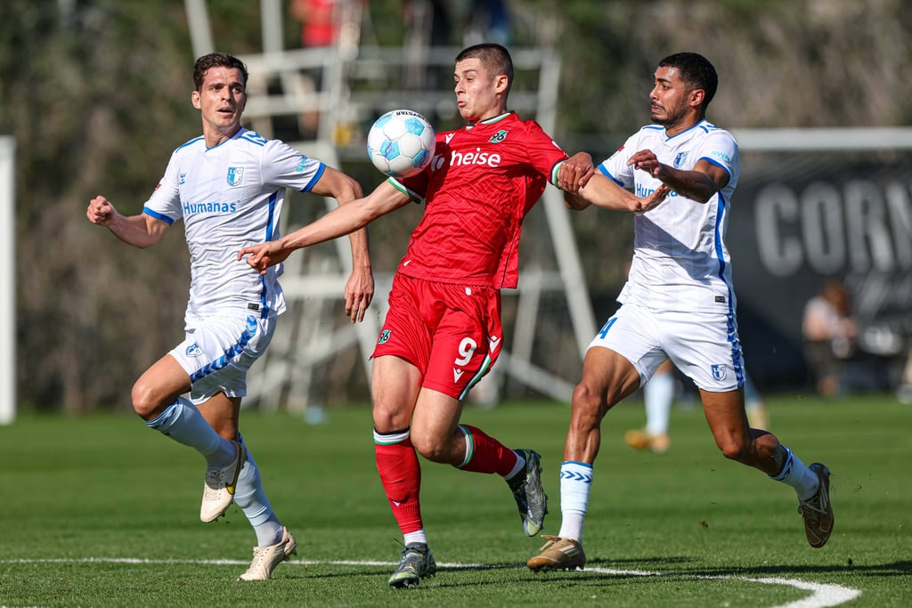 Magdeburgs Tobias Müller und Tarek Chahed nehmen Hannovers Nicolo Tresoldi in die Zange.