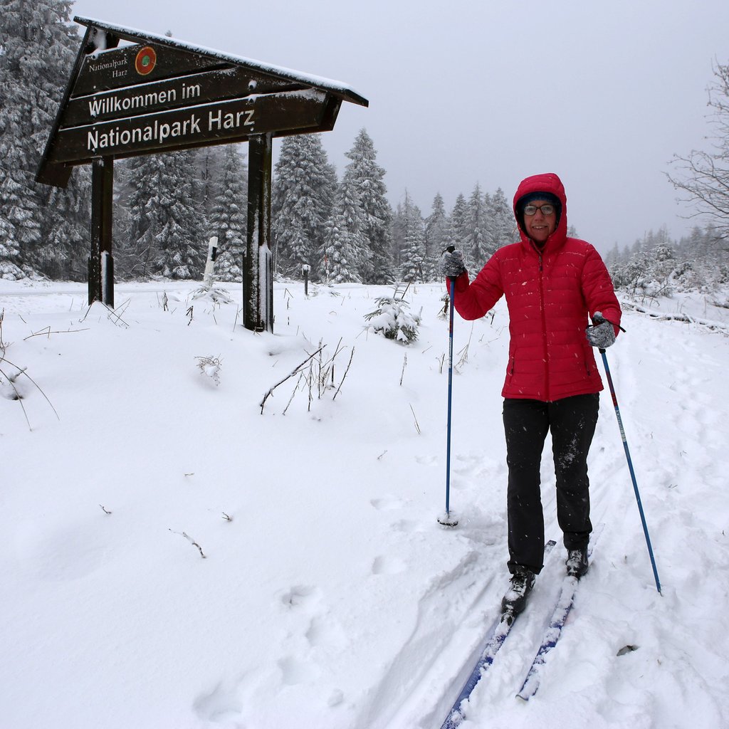 Auf einem gut gespurten Loipennetz und wunderschönen Winterwanderwegen, lässt sich die unberührte Natur im Harz hervorragend genießen.