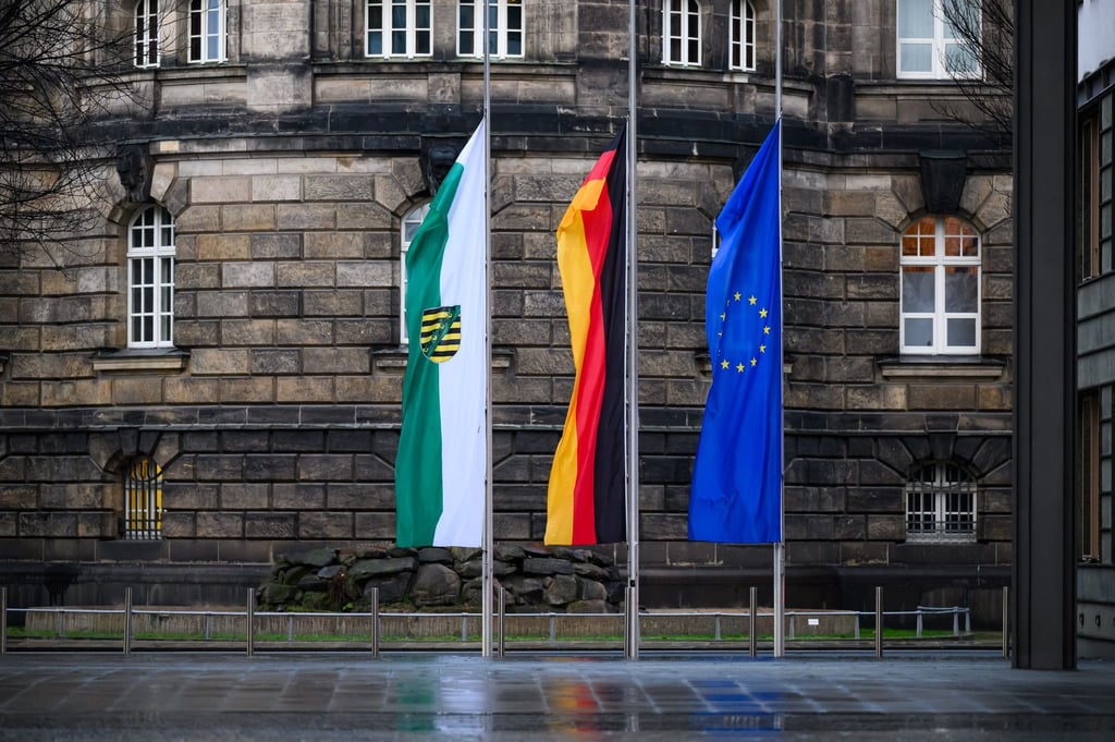Mit einer Schweigeminute soll an dem bei einem Einsatz getöteten Polizisten gedacht werden. (Archivbild)