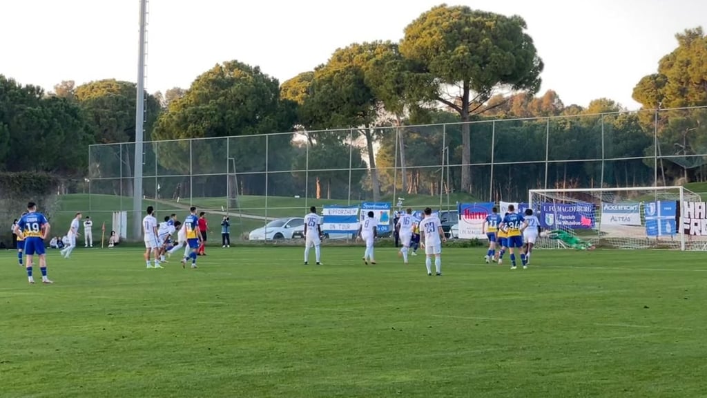 Dominik Reimann hält hier seinen zweiten Elfmeter beim Testspielsieg des 1. FC Magdeburg gegen Dynamo Kiew in Belek.