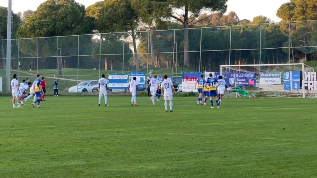 Dominik Reimann hält hier seinen zweiten Elfmeter beim Testspielsieg des 1. FC Magdeburg gegen Dynamo Kiew in Belek.