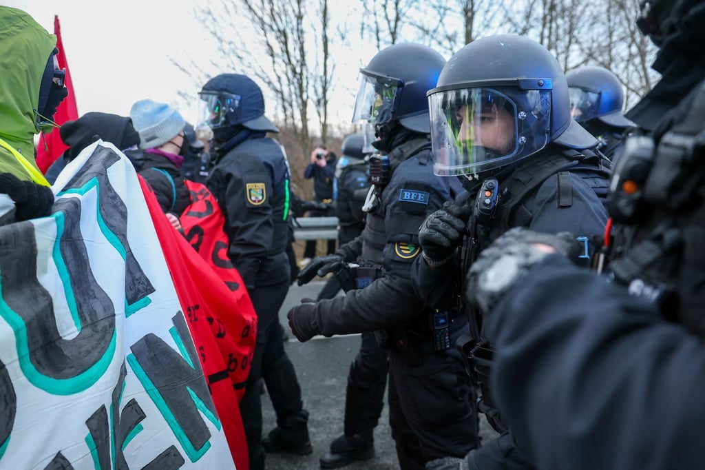 Der AfD-Bundesparteitag in Riesa wird begleitet von massiven Protesten.