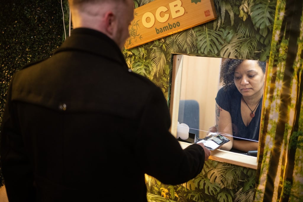 Zum ersten Mal verteilt eine Cannabis-Anbauvereinigung legal angebautes Gras in Berlin.