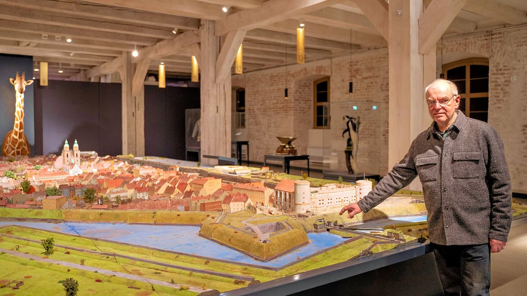 Andreas Wurda weist in der Miniaturansicht der Stadt auf die Stelle hin, an der im vergangenen Jahr ein archäologischer Fund gemacht wurde.