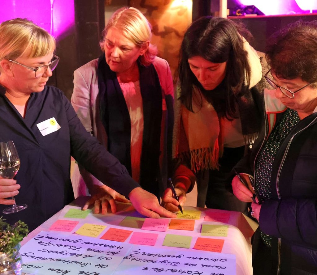 Im Oktober 2024 hat der Verein heimatbewegen zu einer Visionswerkstatt eingeladen: Anneke Richter (l.) und Nicole Müller (2.v.r.) vom Vereinsvorstand diskutieren mit Teilnehmerinnen darüber, was ein Ort braucht, um lebenswert zu sein.