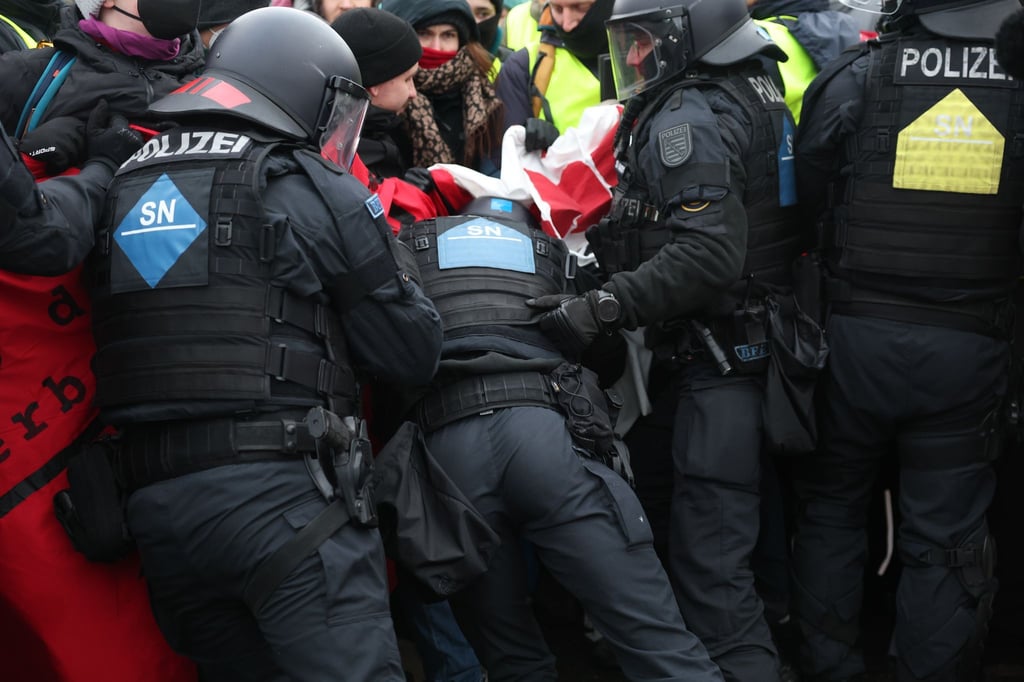 Laut Polizei wurden sechs Beamte leicht verletzt.