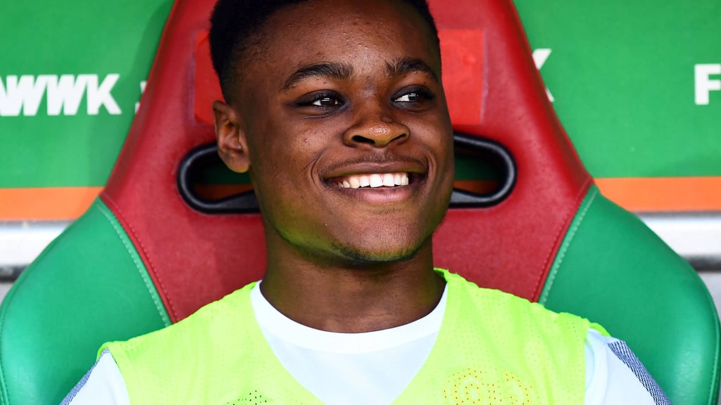 Der junge Ridle Baku im Alter von 20 Jahren auf der Bank des FSV Mainz 05.