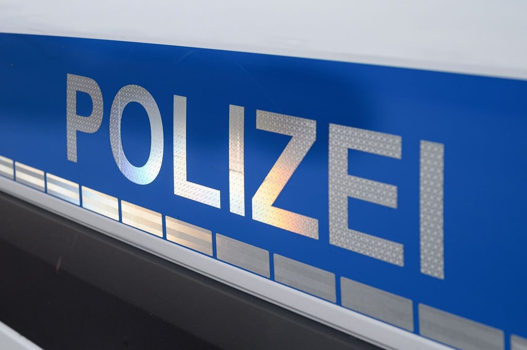 Die Polizei rückt zu einem größeren Einsatz aus. (Symbolbild)