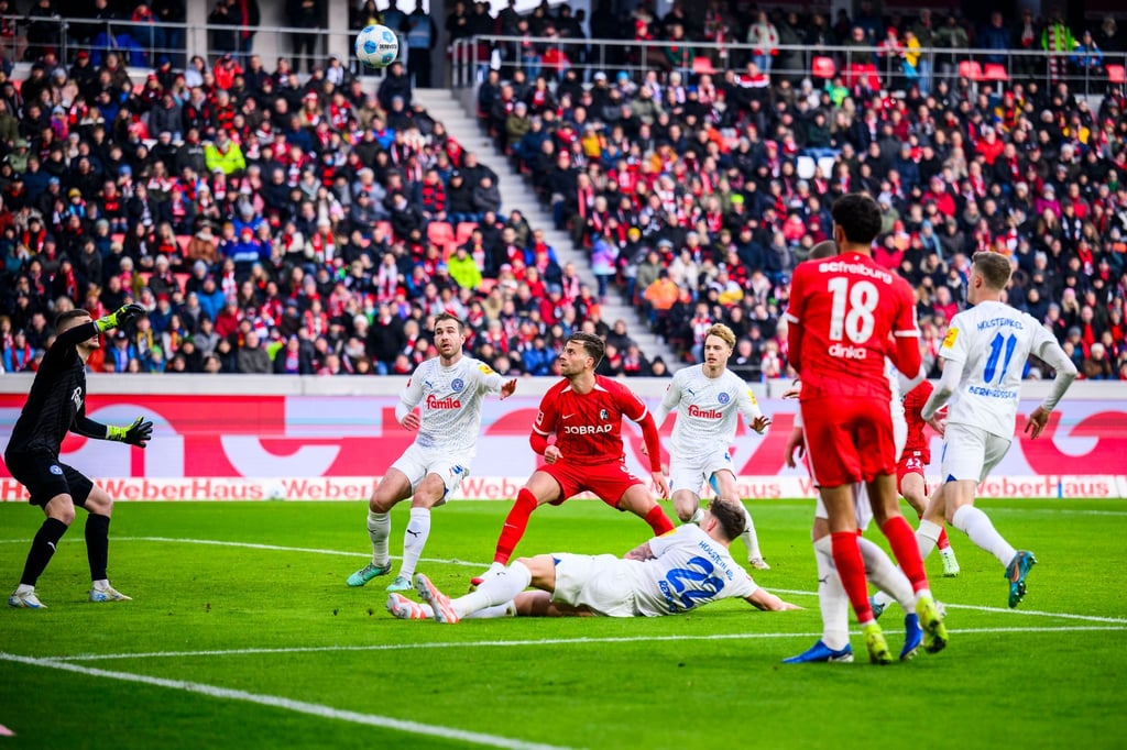 Krummes Ding: Kiels Nicolai Remberg (liegend) fälscht den Ball ins eigene Tor ab.