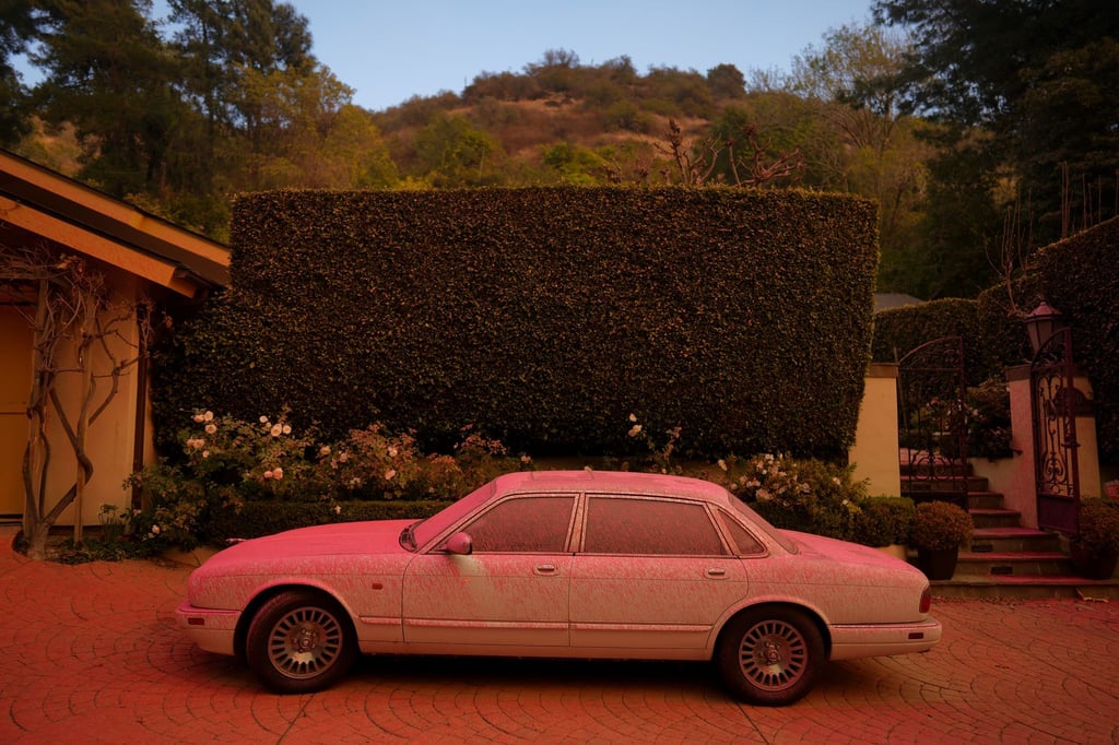 Ein mit Löschmittel bedecktes teures Auto in Los Angeles.