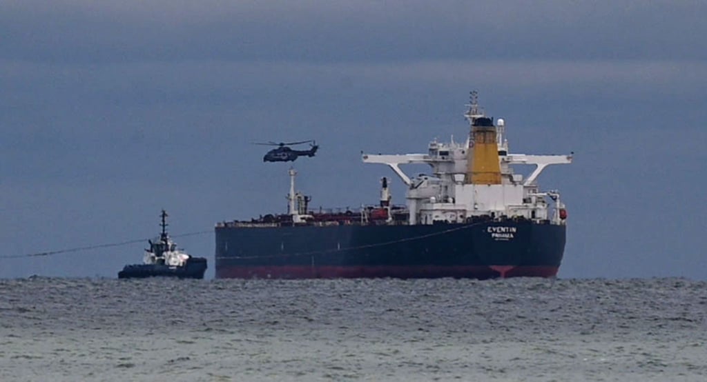 Bislang ist unklar, wann und wo der 274 Meter lange Tanker repariert werden soll.