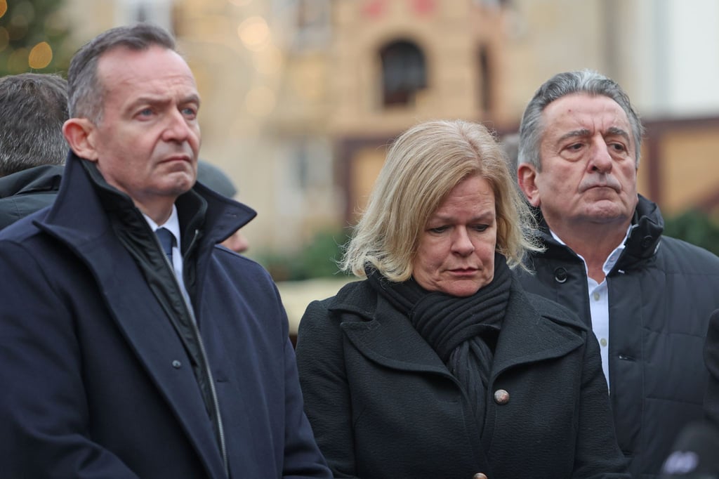 Gemeinsam mit Innenminister Nancy Faeser (SPD), Kanzler Olaf Scholz (SPD) und weiteren Regierungsmitgliedern war Verkehrsminister Volker Wissing (parteilos, l) nach der Gewalttat auf dem Weihnachtsmarkt nach Magdeburg gereist. (Archivfoto)